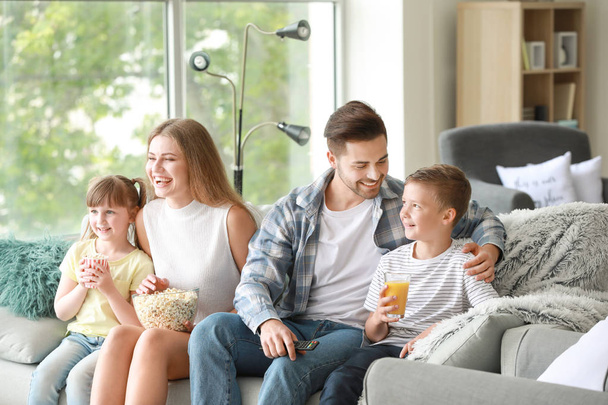Счастливая семья смотрит телевизор дома - Фото, изображение