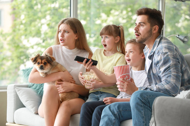 Familia viendo películas de miedo en casa
 - Foto, Imagen