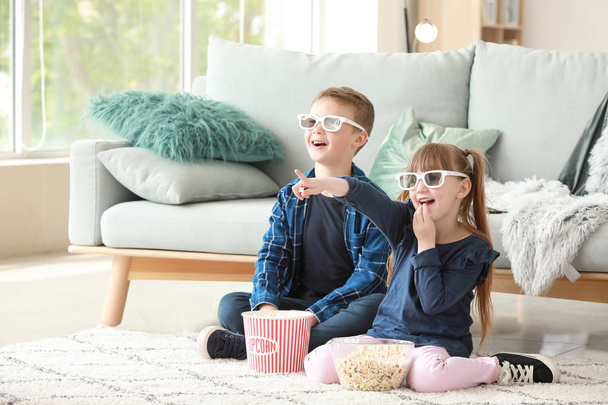 Little children watching TV at home - Foto, Imagen