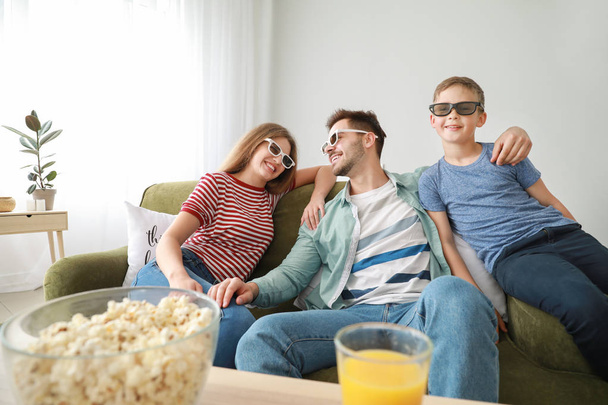 Familia feliz viendo la televisión en casa - Foto, Imagen