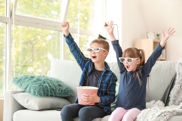 Niños pequeños viendo deportes en la televisión en casa
 - Foto, imagen