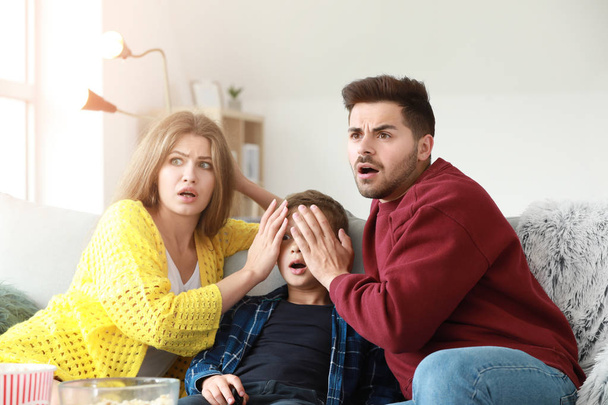 Οικογένεια βλέποντας τρομακτική ταινία στο σπίτι - Φωτογραφία, εικόνα