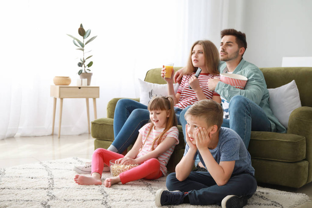 Perhe katsomassa televisiota kotona - Valokuva, kuva