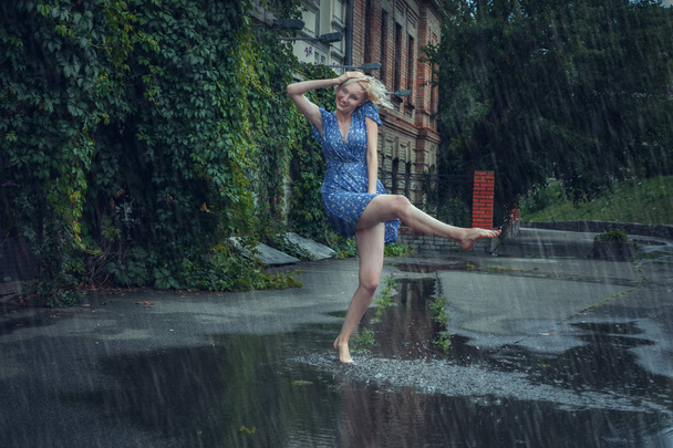 Jonge vrouw frisse in de zomer regen. - Foto, afbeelding