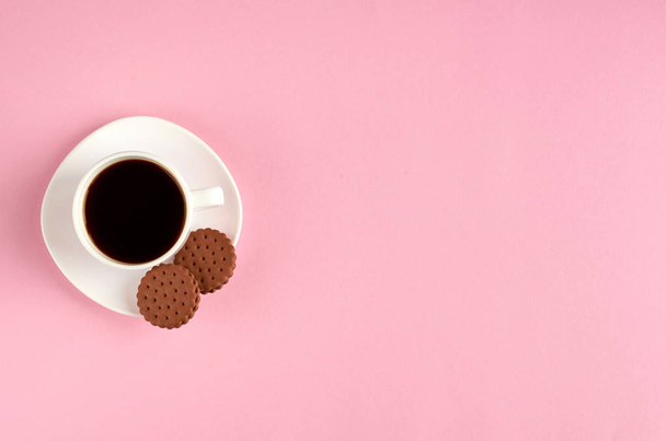 Coffee cup with cookies on pink background composition. - Foto, Imagem