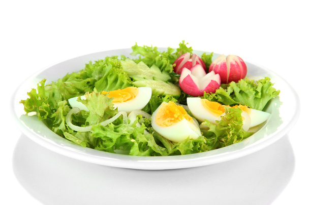 Salade fraîche mélangée aux œufs, feuilles de salade et autres légumes, isolée sur blanc
 - Photo, image