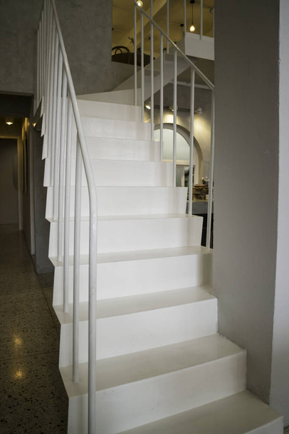 Világos belső nappali lépcsőházzal - Fotó, kép