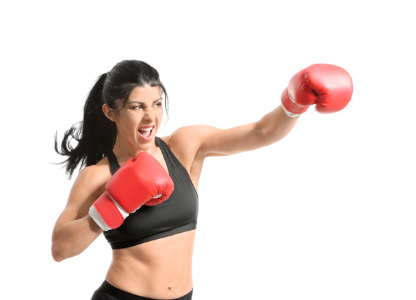 Sportieve vrouwelijke bokser op witte achtergrond - Foto, afbeelding
