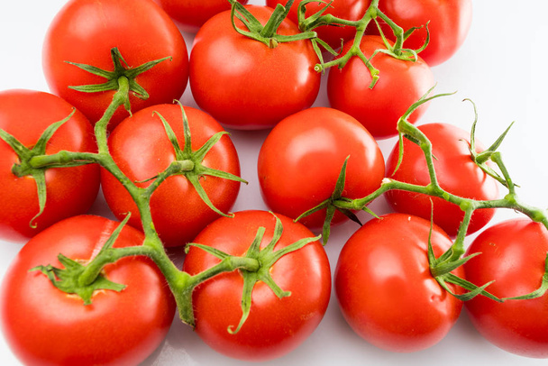 Une branche de tomate. Tomates isolées sur blanc
 - Photo, image