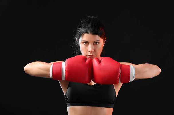 Desportivo boxer feminino no fundo escuro
 - Foto, Imagem