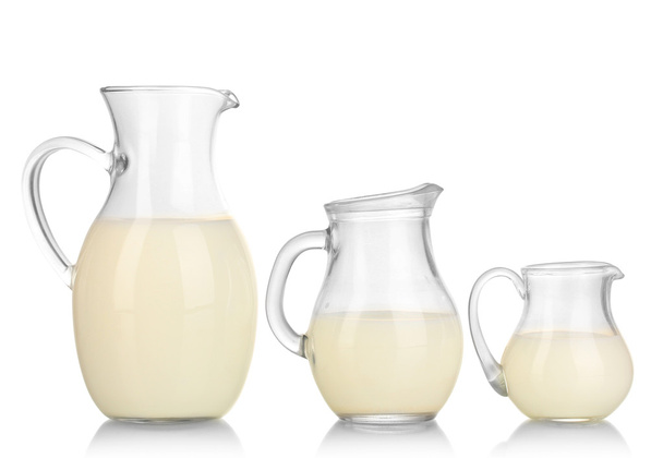 Молоко в кувшинах, изолированных на белом
 - Фото, изображение