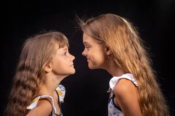 Due ragazze si guardano faccia a faccia
 - Foto, immagini