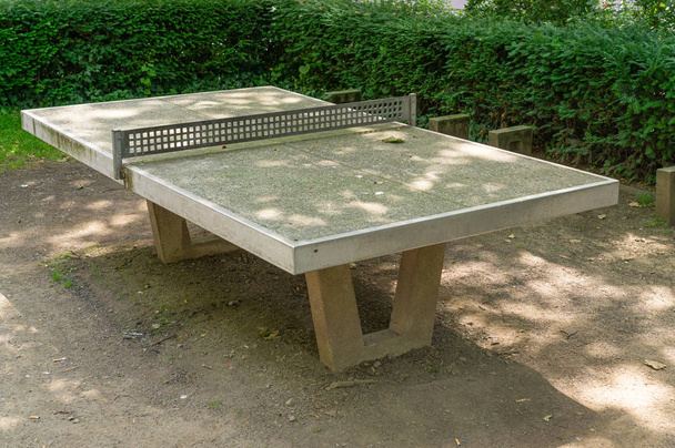 Table de ping-pong en pierre dans un parc
 - Photo, image