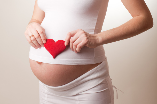 Femme enceinte mettre un coeur jouet
 - Photo, image