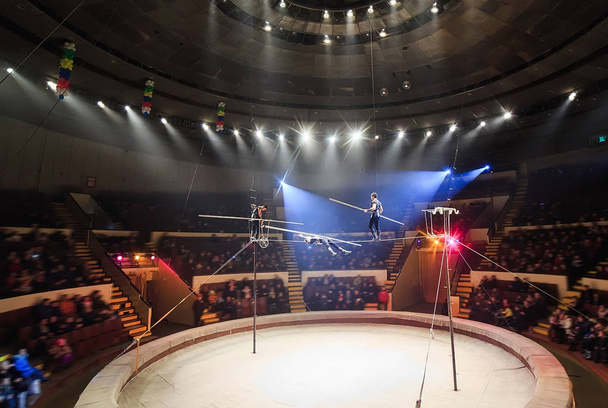the Tightrope walkers at the circus arena. - Foto, Imagen