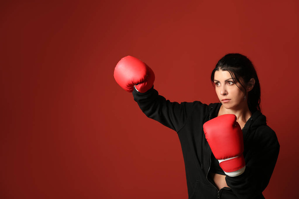 Boxeador femenino deportivo sobre fondo de color
 - Foto, Imagen