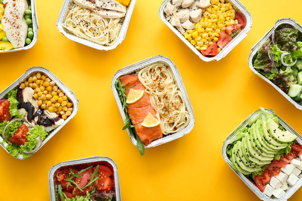 Багато контейнерів зі смачною їжею на кольоровому фоні
 - Фото, зображення