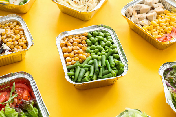 Renk arka planda lezzetli gıda ile birçok konteyner - Fotoğraf, Görsel