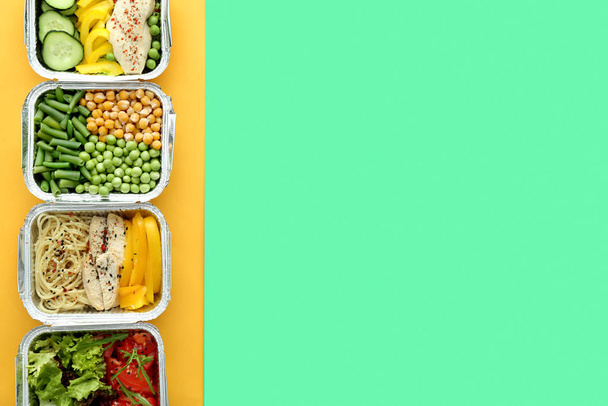 Renk arka planda lezzetli gıda ile birçok konteyner - Fotoğraf, Görsel