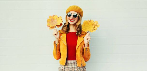 Autumn season! Stylish happy smiling woman with yellow maple lea - Zdjęcie, obraz
