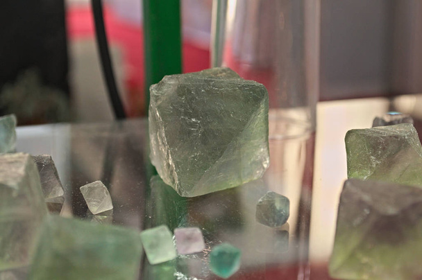 Natürliche grüne Fluorit-Oktaeder-Kristalle auf Glastisch - Foto, Bild