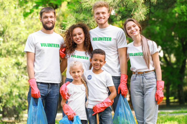 Volontari che raccolgono spazzatura nel parco
 - Foto, immagini