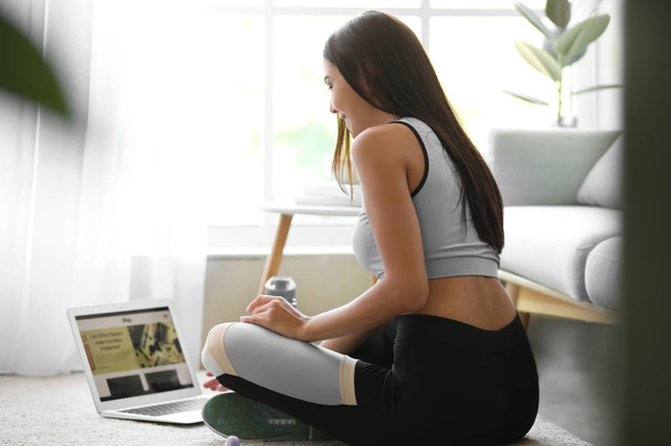 Naisurheilun bloggaaja kannettavalla tietokoneella kotona
 - Valokuva, kuva