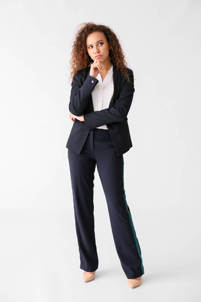 Pensativa mujer de negocios afroamericana sobre fondo blanco
 - Foto, Imagen