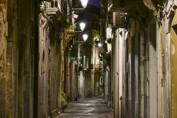 Συρακούσες, Σικελία, Ιταλία τα στενά σοκάκια ή οι πίσω δρόμοι της Ορτύτζια, της παλιάς πόλης, τη νύχτα. - Φωτογραφία, εικόνα