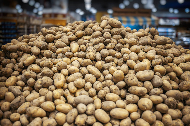 Primo piano delle patate da raccolto biologiche fresche sullo scaffale del supermercato
 - Foto, immagini