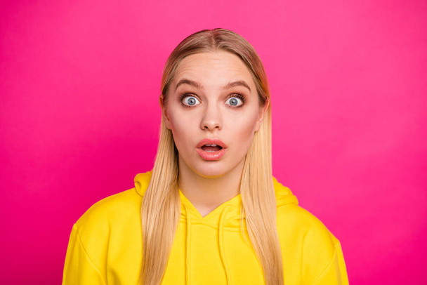 Closeup fotka hezké dámy otevírající ústa nevěřte, že hrozné zprávy nosí žlutou barvu hoodieho pulovru izolované růžové pozadí - Fotografie, Obrázek
