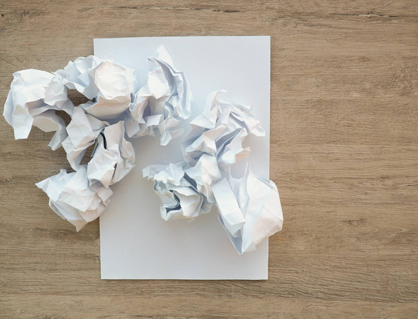 Lápis sobre papel branco transparente com bola de papel crumble
 - Foto, Imagem