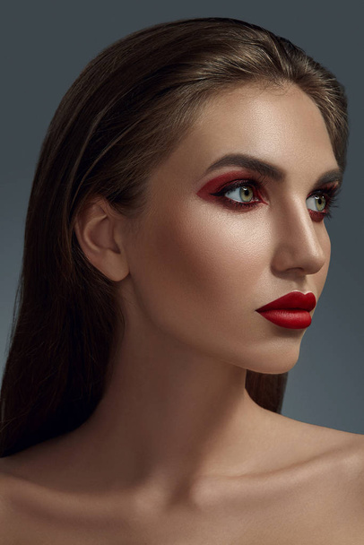 Retrato de close-up de um belo modelo de moda com maquiagem profissional
. - Foto, Imagem