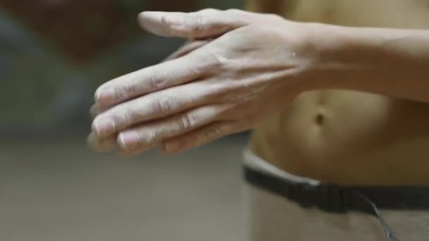 Γυναίκα ορειβάτης είναι κιμωλία χέρια με λευκή σκόνη κιμωλία πριν από την αναρρίχηση σε εσωτερικούς χώρους γυμναστήριο αναρρίχησης. γυναίκα ετοιμάζεται για αναρρίχηση. - Πλάνα, βίντεο