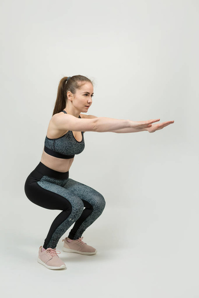 jovem bela mulher fazendo exercícios de ioga no fundo branco - Foto, Imagem