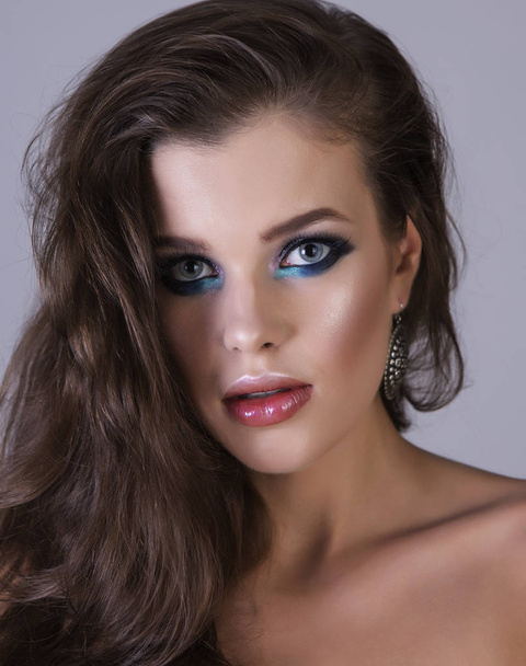 Sexy portrait of a young brunette girl with shiny makeup. - Foto, Bild
