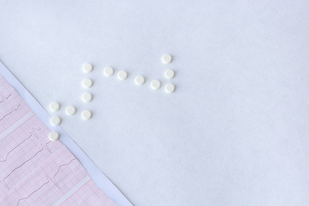 Cardiogram with a pills, tablets on a background - Foto, Bild