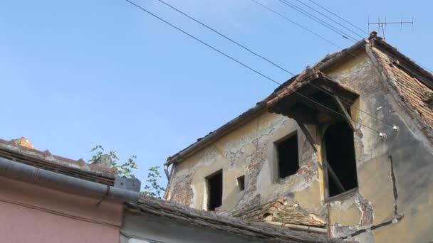 Widok na zrujnowany stary dom na poddaszu. - Materiał filmowy, wideo