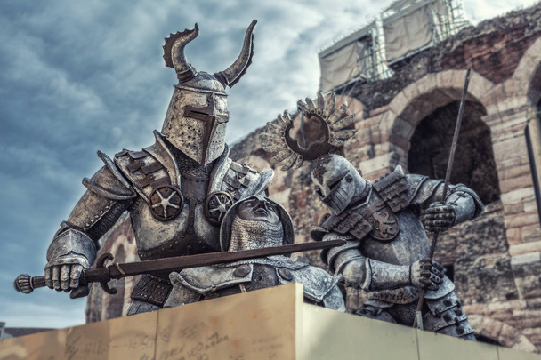 Paisajes teatrales en Verona, Italia. Batalla histórica entre caballeros medievales
. - Foto, Imagen