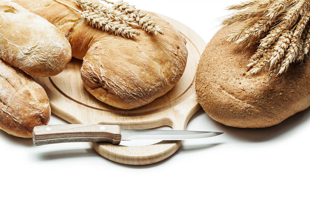 bread carving board wheat ears kitchen knife isolated on whie - Foto, Bild