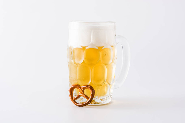 Октоберфест пиво в банке и крендельки изолированы на белом фоне
. - Фото, изображение