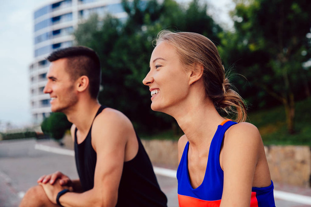 Smiling girl with man working out outdoors - Foto, Imagen