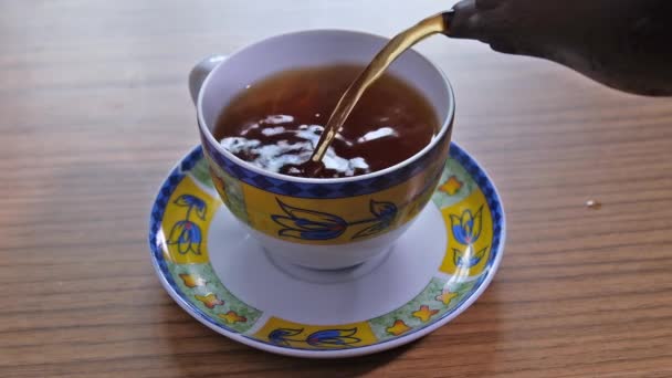 felvétel a tea ömlött a poharat asztalra - Felvétel, videó