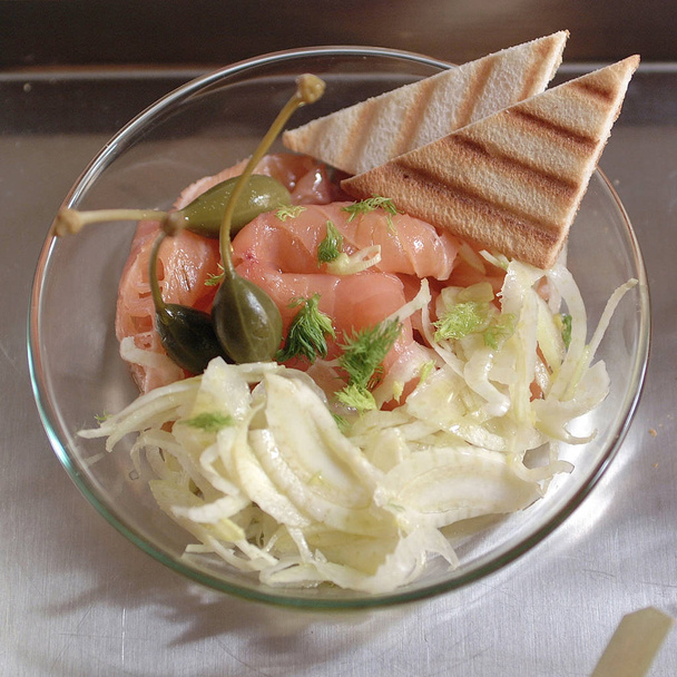 Salada de salmão com erva-doce, pão torrado e alcaparra
 - Foto, Imagem