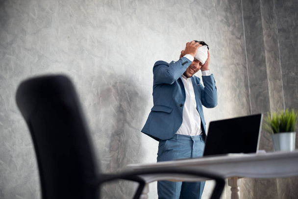 Uomo d'affari stressato con palmo sulla faccia nel suo ufficio
 - Foto, immagini