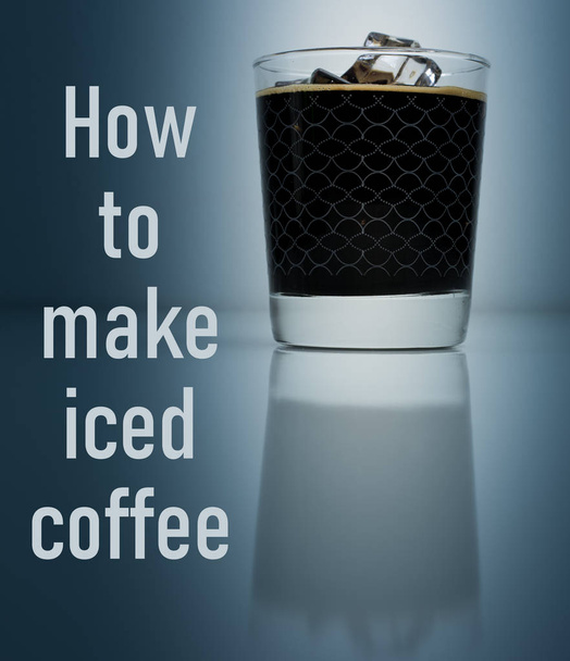 Кава з льодом у стильній чашці ізольована на темно-синьому фоні
 - Фото, зображення
