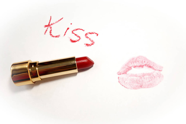 Rouge à lèvres rouge, mot en anglais fait avec du rouge à lèvres. Marque des lèvres sur une surface blanche. Isolé sur blanc
                    - Photo, image