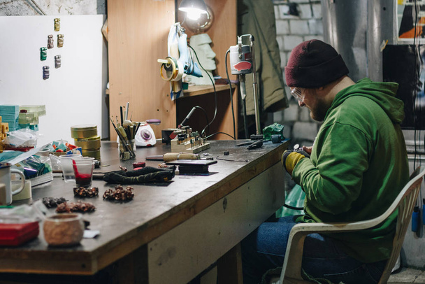 Jeweler working at workshop - Foto, Bild