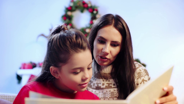 szelektív hangsúly az anya és a gyerek olvasás könyv  - Felvétel, videó