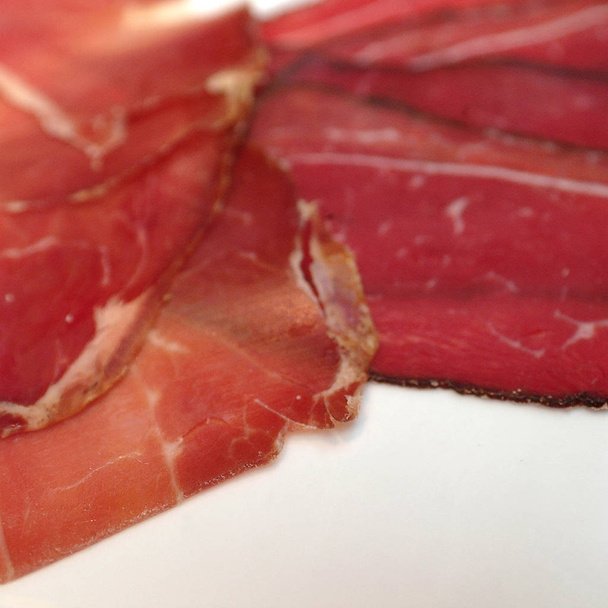 Ham segmenten op een plaat - Foto, afbeelding